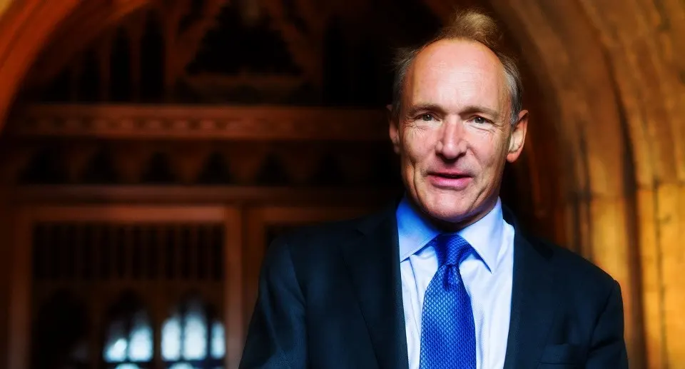 Portrait de Tim Berners-Lee face un bâtiment ancien
