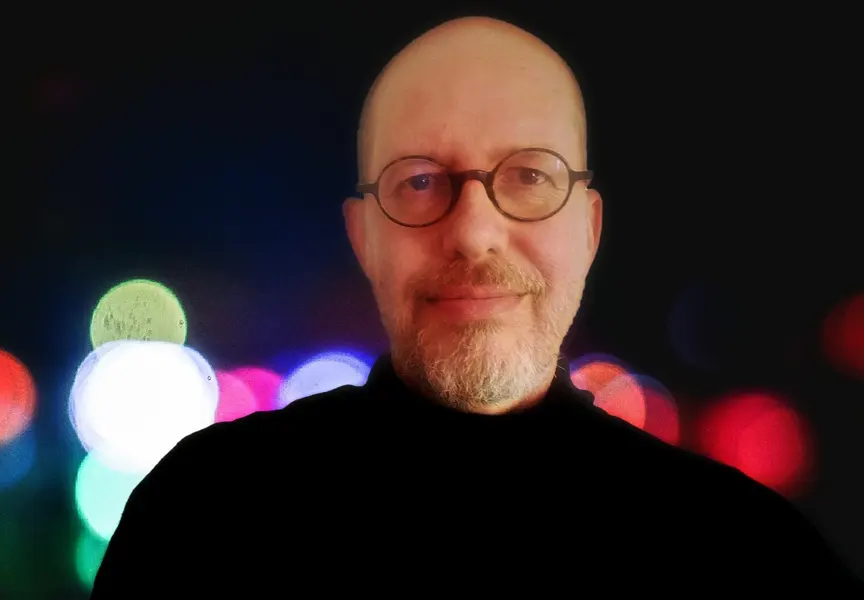 Ma tête sur fond de lumières colorées dans la nuit