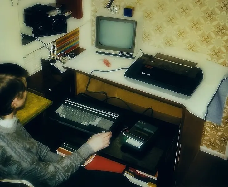 À 15 ans, devant mon ordinateur : écran vert, magnétophone, pile de revues, et pas encore de souris !