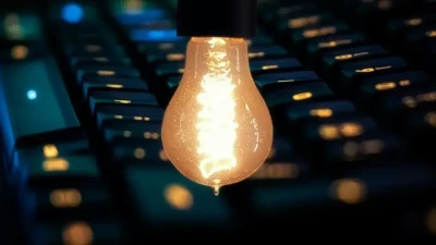 Une ampoule éclairée au-dessus un clavier d'ordinateur
