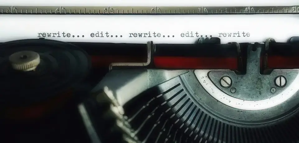 Les mots "rewrite... edit... rewrite... edit..." tapés sur une feuille à la machine à écrire