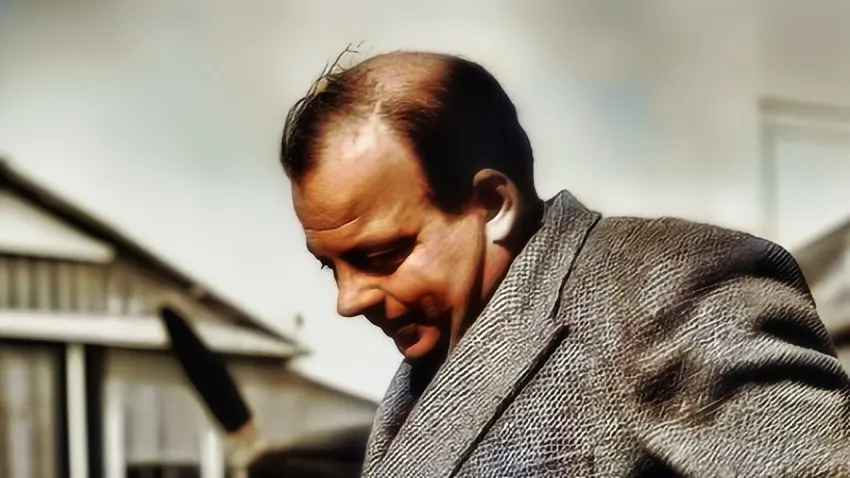 Photo d'Antoine de Saint-Exupéry prise sur un aérodrome tunisien en 1935